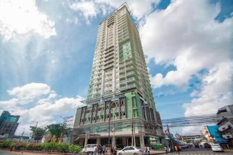 Sunvida Tower Residences Infront Of Sm City Cebu Esterno foto
